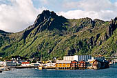 Le isole Lofoten Norvegia. L'Hurtigruten Midnatsol  si avvicina velocemente a Svolvaer (Austvagoya). 